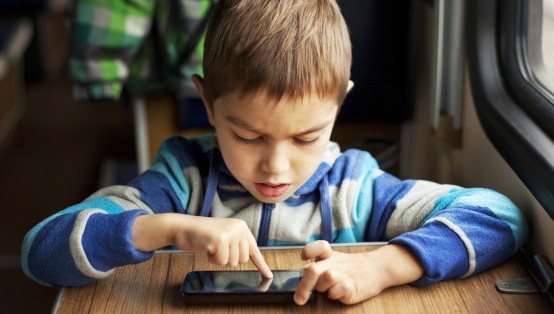 Pengaruh Teknologi Online pada Anak